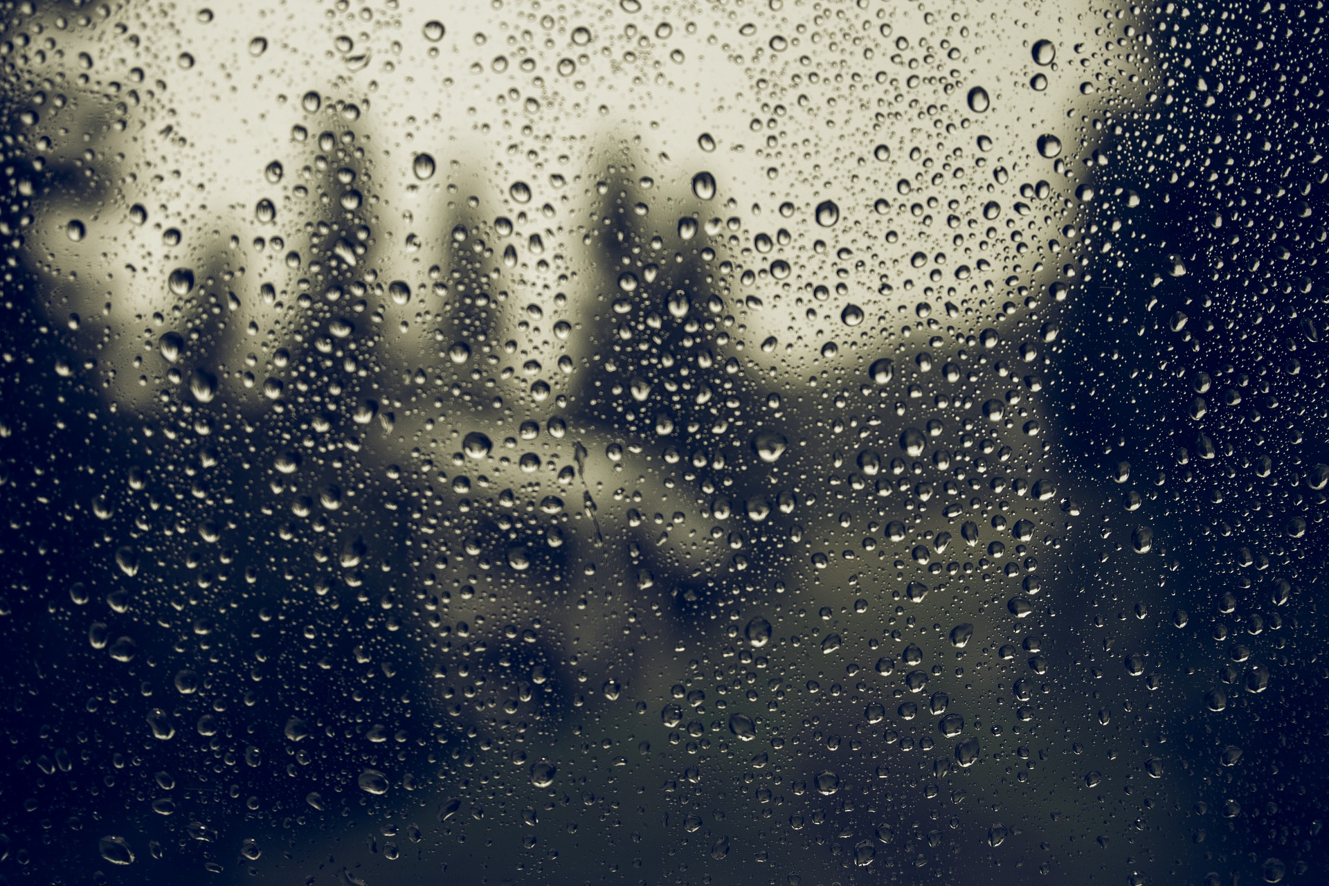 Капли дождя на стекле фото
